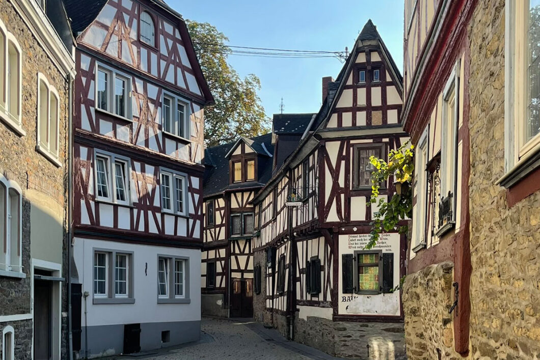 Blick auf die historischen Fachwerkhäuser in der Altstadt von Braubach am Rhein